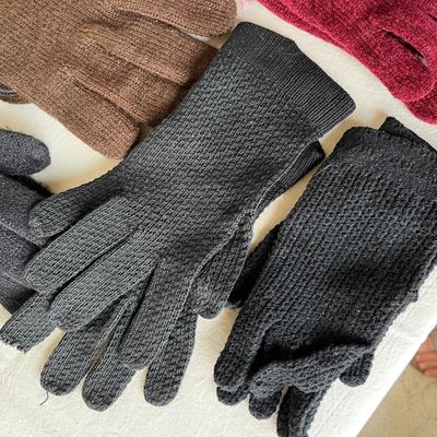 Lot of knit gloves