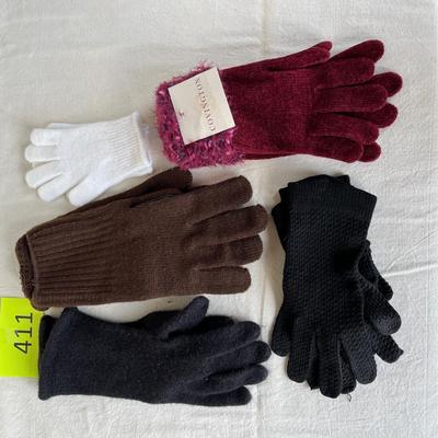 Lot of knit gloves