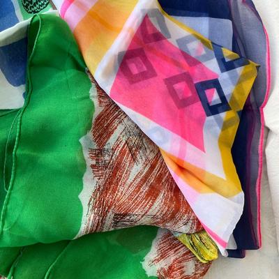 Lot of 4 scarves, prints