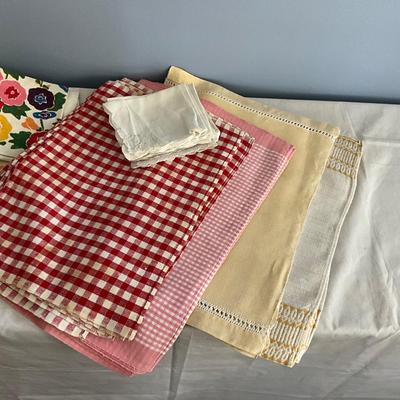 MR1487 Lot Vintage Linen Placemats and Napkins