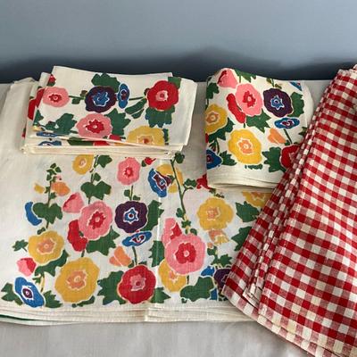 MR1487 Lot Vintage Linen Placemats and Napkins