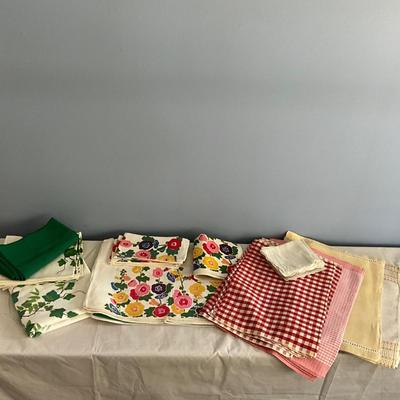 MR1487 Lot Vintage Linen Placemats and Napkins