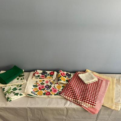 MR1487 Lot Vintage Linen Placemats and Napkins