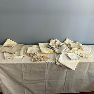 MR1488 Antique White Linen Tablecloth and Napkins Lot