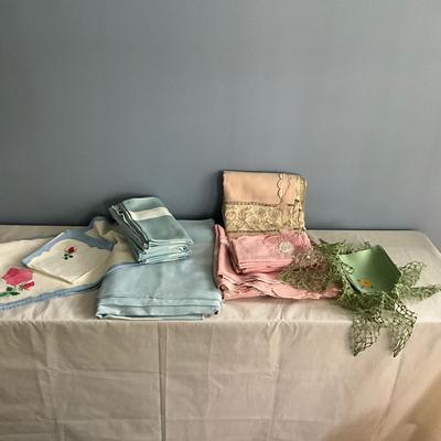 MR1494 Set of Vintage AppliquÃ© Placemats / Tablecloths