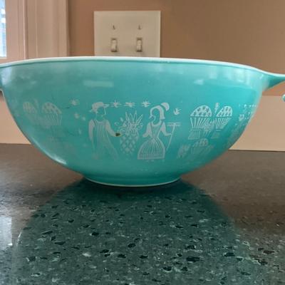 K1505 Set of Two Vintage Pyrex Aqua Blue Amish Mixing Bowls