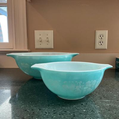 K1505 Set of Two Vintage Pyrex Aqua Blue Amish Mixing Bowls