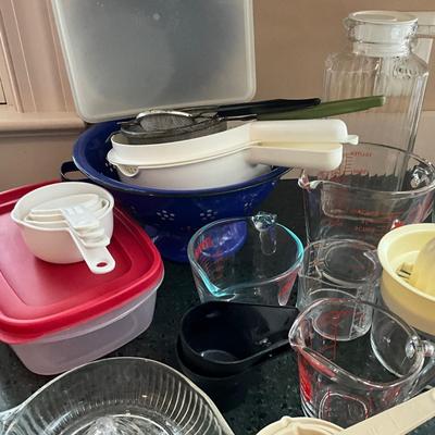 K1506 Large Lot of Pyrex and Plastic Mixing Bowls, Measuring Cups, Strainers and more