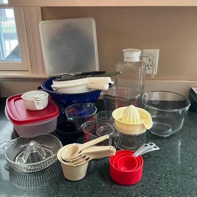 K1506 Large Lot of Pyrex and Plastic Mixing Bowls, Measuring Cups, Strainers and more