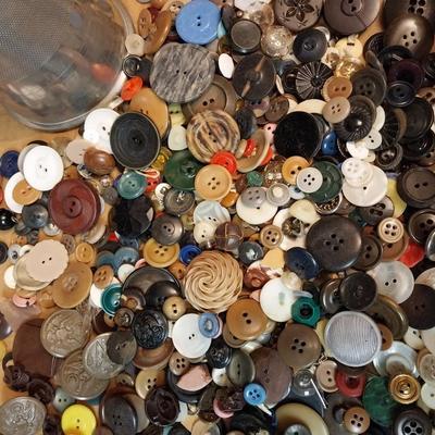 LARGE LOT OF VINTAGE BUTTONS AND A LARGE THIMBLE