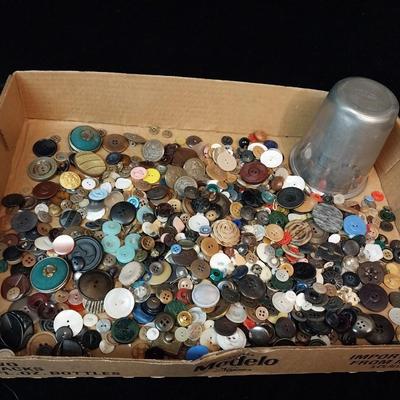 LARGE LOT OF VINTAGE BUTTONS AND A LARGE THIMBLE