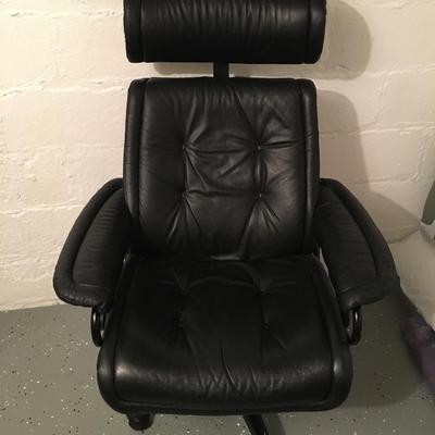 Stressless chair with wheels