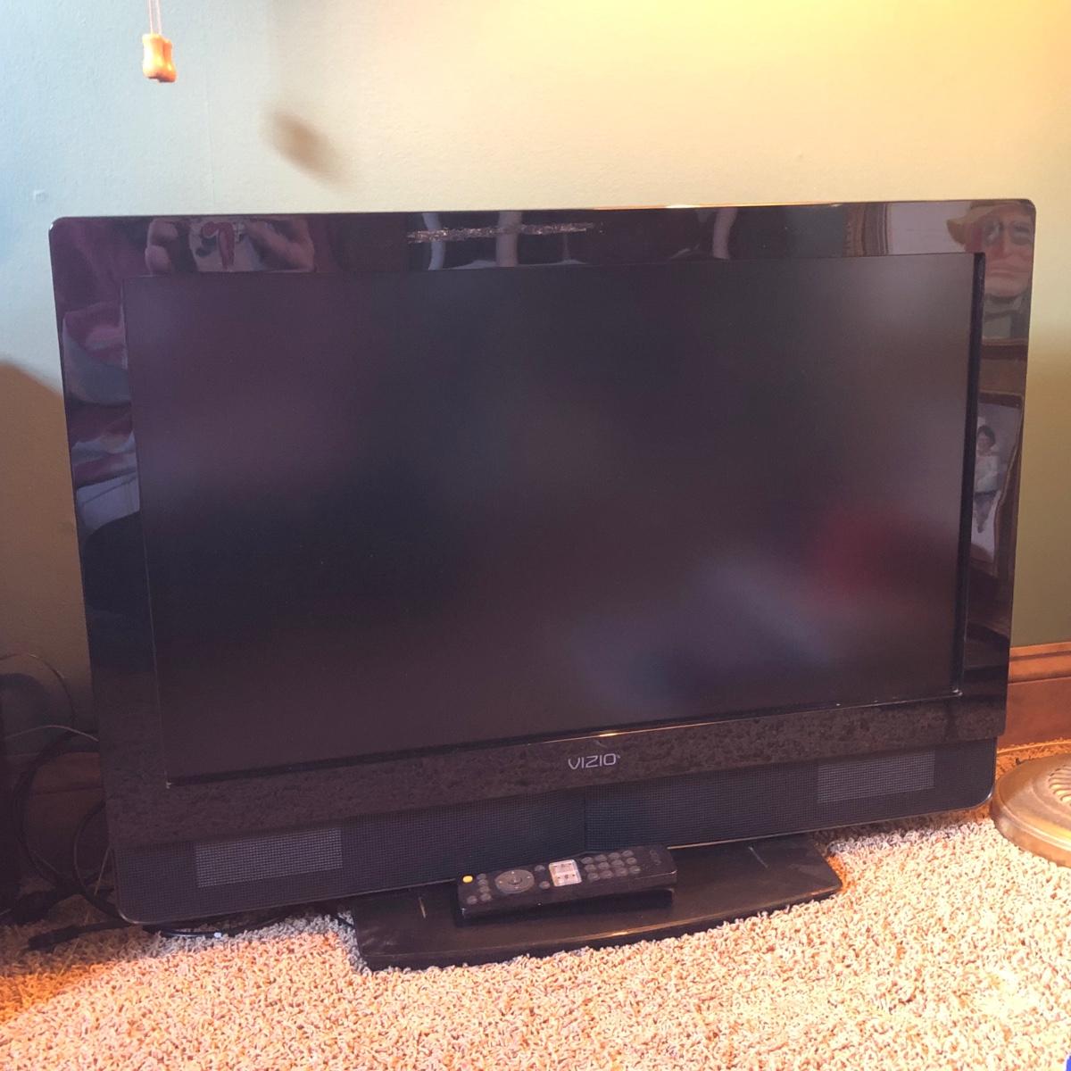 LOT 55M Vizio TV Model VW32L HDTV40A w/ Remote