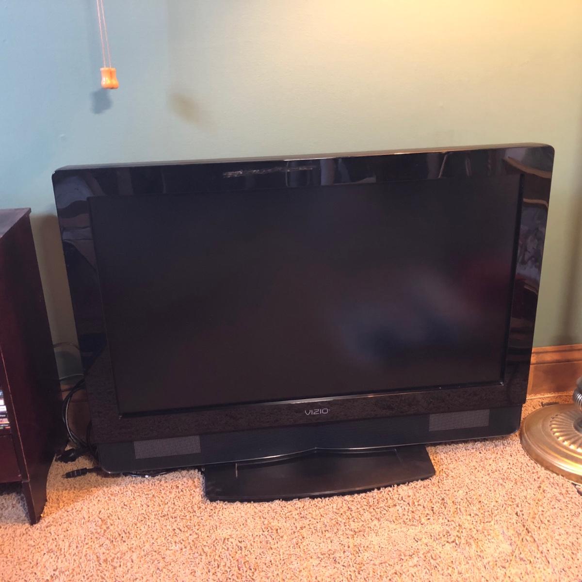 LOT 55M Vizio TV Model VW32L HDTV40A w/ Remote