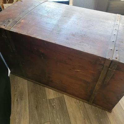Large Wooden Trunk (DR-DW)