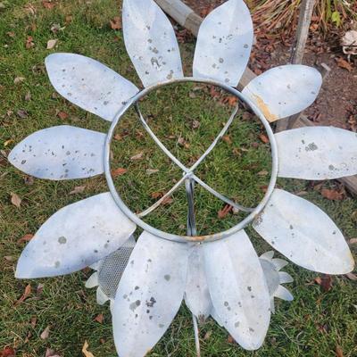 Metal and Glass Yard Art (Y-DW)