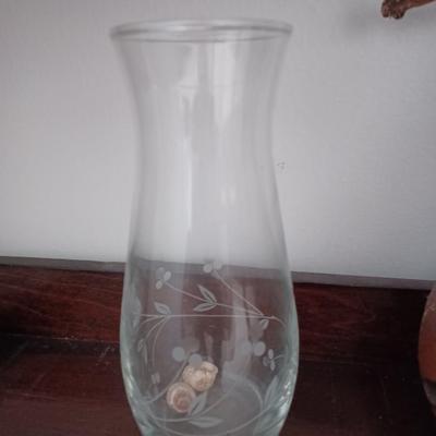 2 glass vases single bud