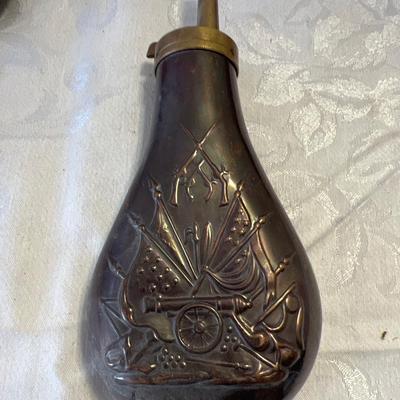 EARLY 19TH CENTURY POWDER FLASK FOR A GUN.