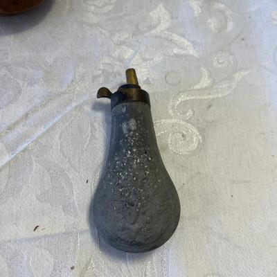 EARLY 19TH CENTURY POWDER FLASK FOR A GUN.