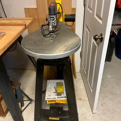 S1577 Dewalt 20" Scroll Saw with Flexible Work Light