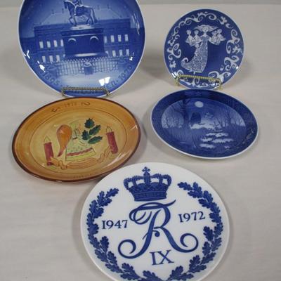 Royal Copenhagen Yuletide Stumar Amatienborg Plates