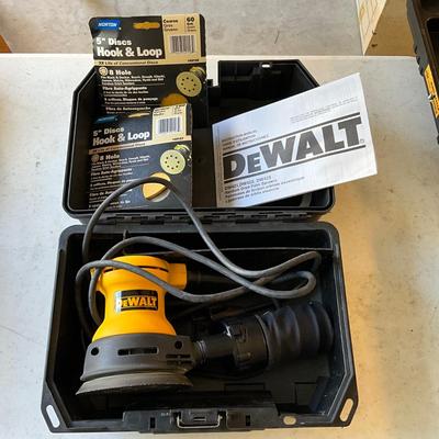 S1621 Dewalt Random Orbit Palm Sander DW421 with Case and Attachments