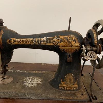 Antique Singer Sewing Machine w/Attachments