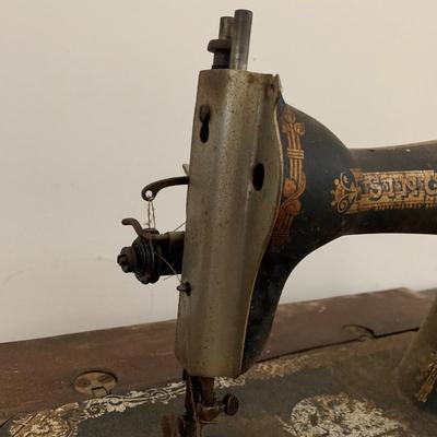Antique Singer Sewing Machine w/Attachments