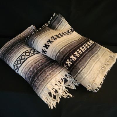 Pair of Woven Blankets (D-DR)