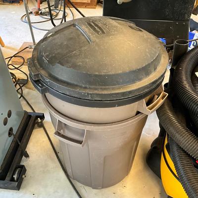 S1648 Set of Two Rubbermaid Trashcans 20gal
