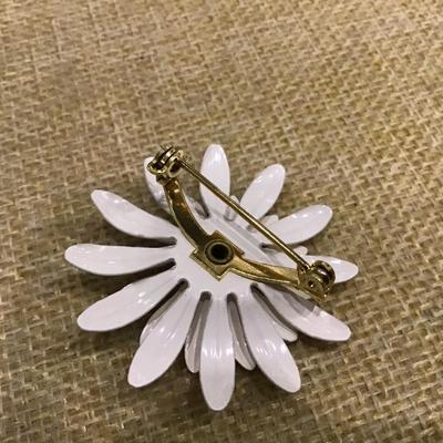Metal Daisy pin