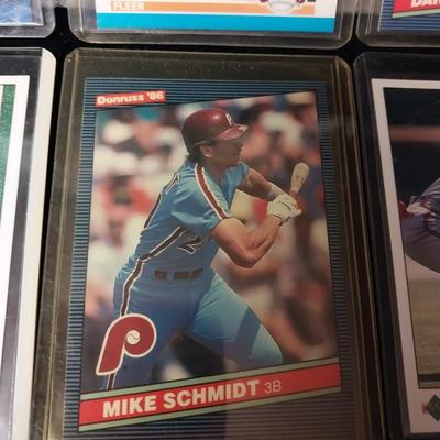 6 COLLECTIBLE BASEBALL CARDS IN PROTECTIVE SLEEVES