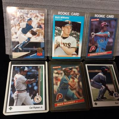 6 COLLECTIBLE BASEBALL CARDS IN PROTECTIVE SLEEVES