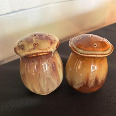 Ceramic salt + Pepper Shakers