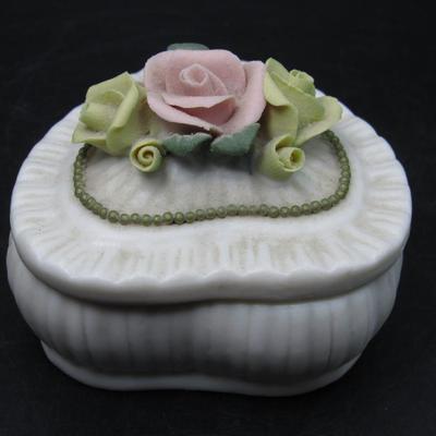 Small Retro Heart Shaped Baby Bridal White Pink Floral Trinket Jewelry Snuff Box