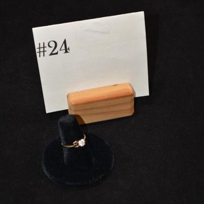 10K Cubic Zirconium Heart Ring Size 6 1,.5g