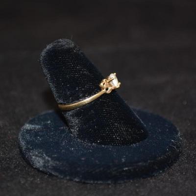 10K Cubic Zirconium Heart Ring Size 6 1,.5g