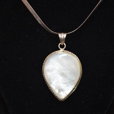 925 Sterling Chain w/ Mother of Pearl Pendant 24" 19.5g