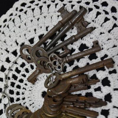 Lot of Antique/Vintage Keys