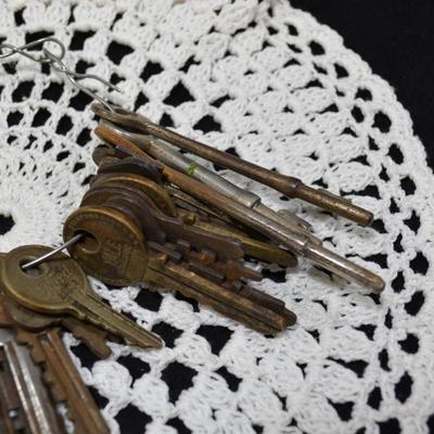Lot of Antique/Vintage Keys