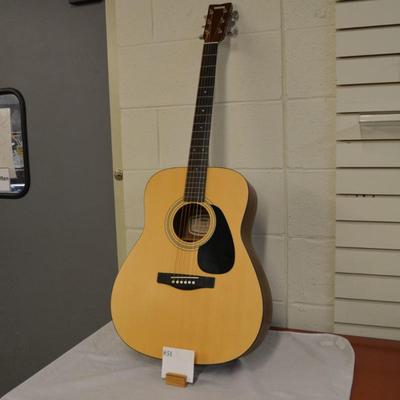 F-35 Yamaha Acoustic Guitar w/ Hard Case 43"x18"