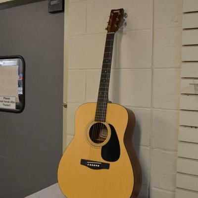 F-35 Yamaha Acoustic Guitar w/ Hard Case 43"x18"