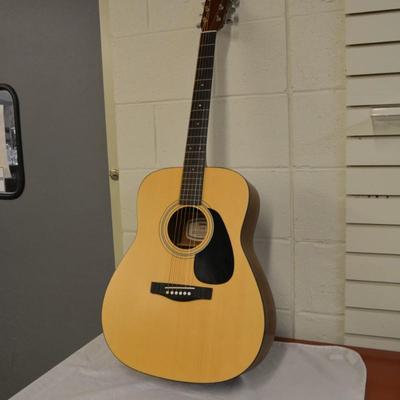 F-35 Yamaha Acoustic Guitar w/ Hard Case 43"x18"