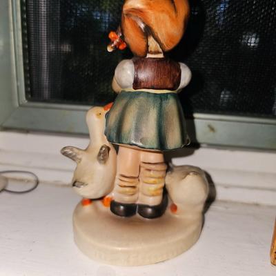 Hummel Girl and ducks "Be Patient"  4.5" tall ##197