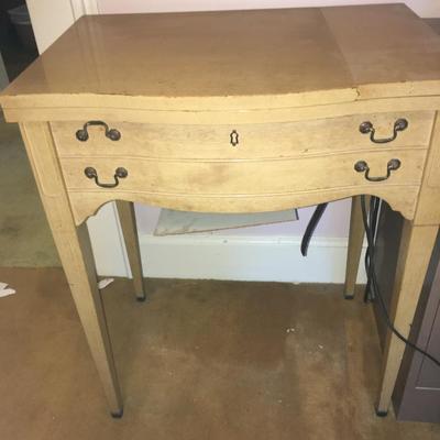 Singer 401A sewing machine in cabinet