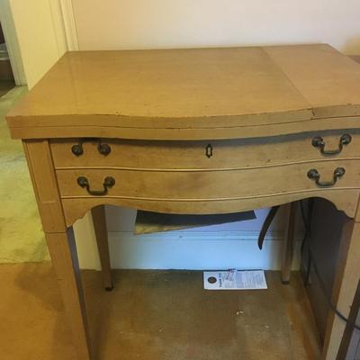 Singer 401A sewing machine in cabinet