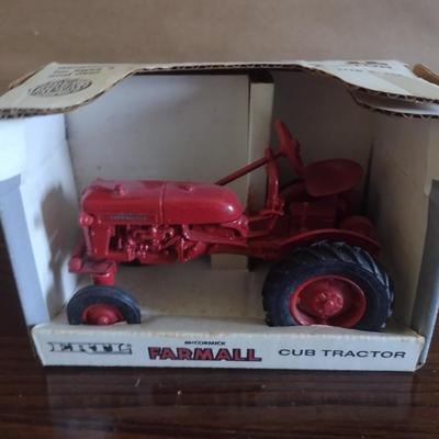 ERTL Farmall Cub Diecast Tractor in Original Box 1/16 Scale
