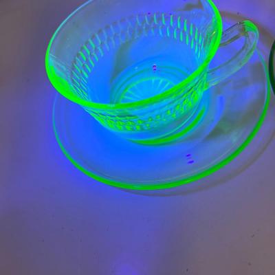 Uranium green glow  Glass set two hen scratch  tea coffee cups and plain saucers