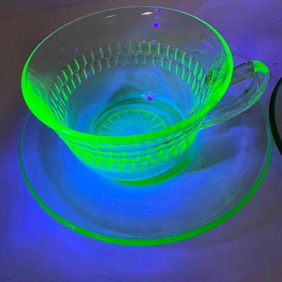 Uranium green glow  Glass set two hen scratch  tea coffee cups and plain saucers