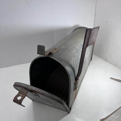 U.S, Steel metal Mailbox with flag